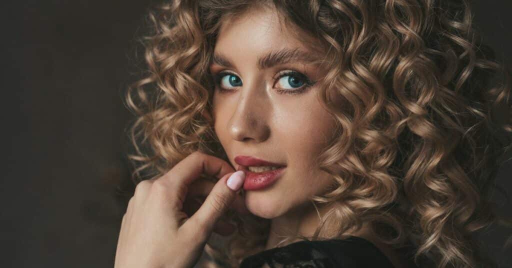 המראה המתולתל והנועז