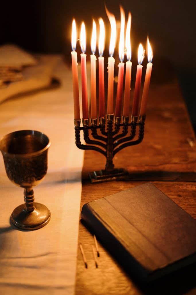 חנוכיה וגביע על שולחן